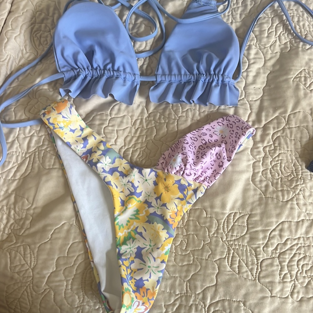 Mix-and-match bikini, solid top and floral  bottom used in good shape xS-S